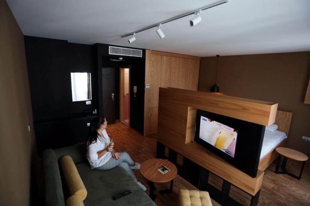 Room 1 - 2